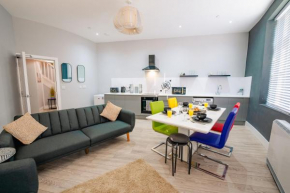 STYLISH SPACIOUS 2-BED & High Ceiling